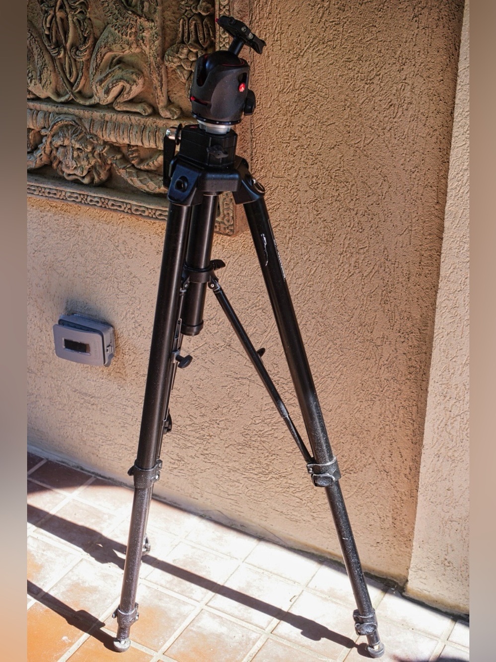 Manfrotto 475B Pro Geared Aluminum Tripod with Ball Head – Made in Italy